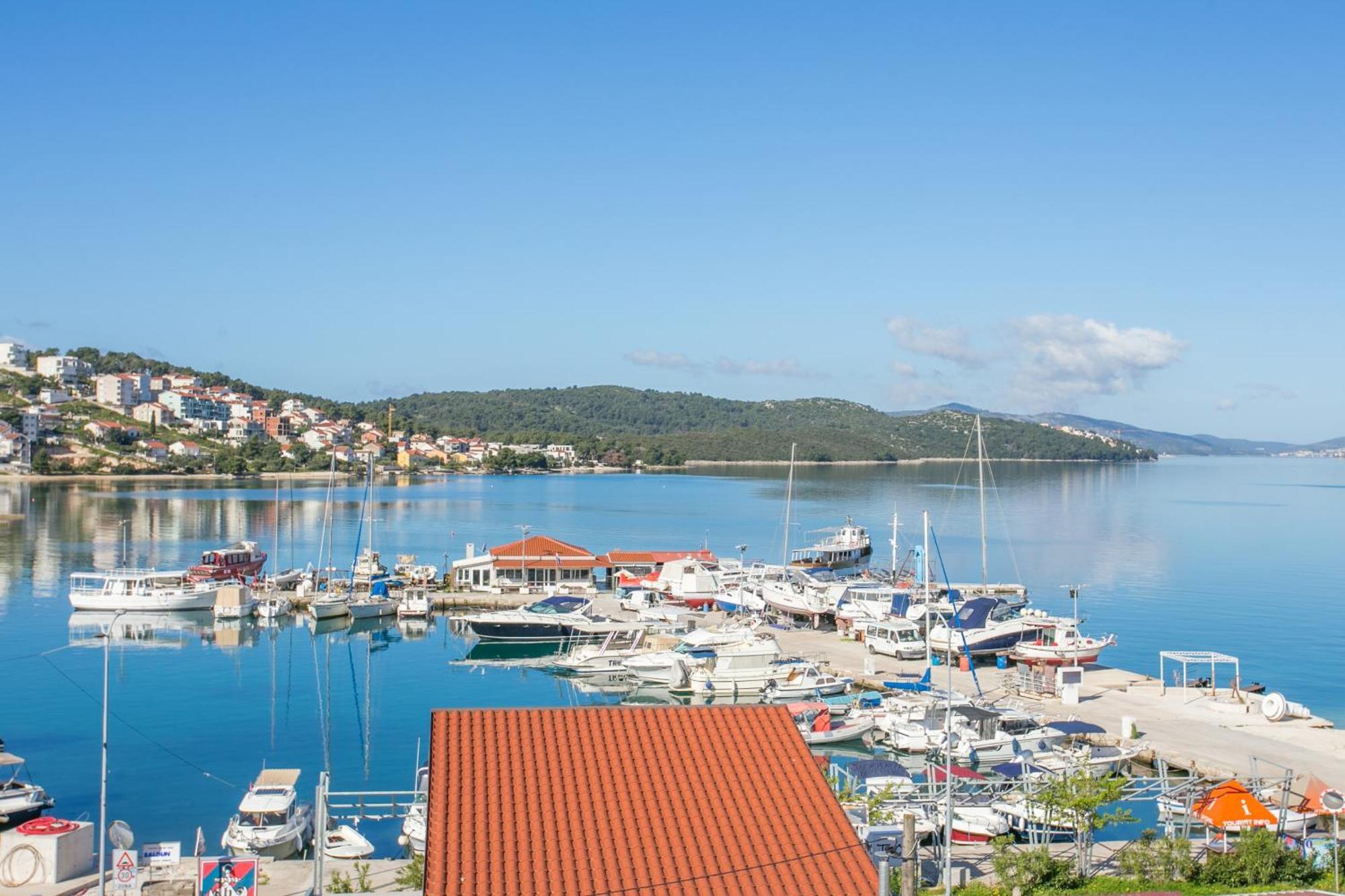 Seaside Apartments With A Swimming Pool Okrug Gornji, Ciovo - 11374 特罗吉尔 外观 照片