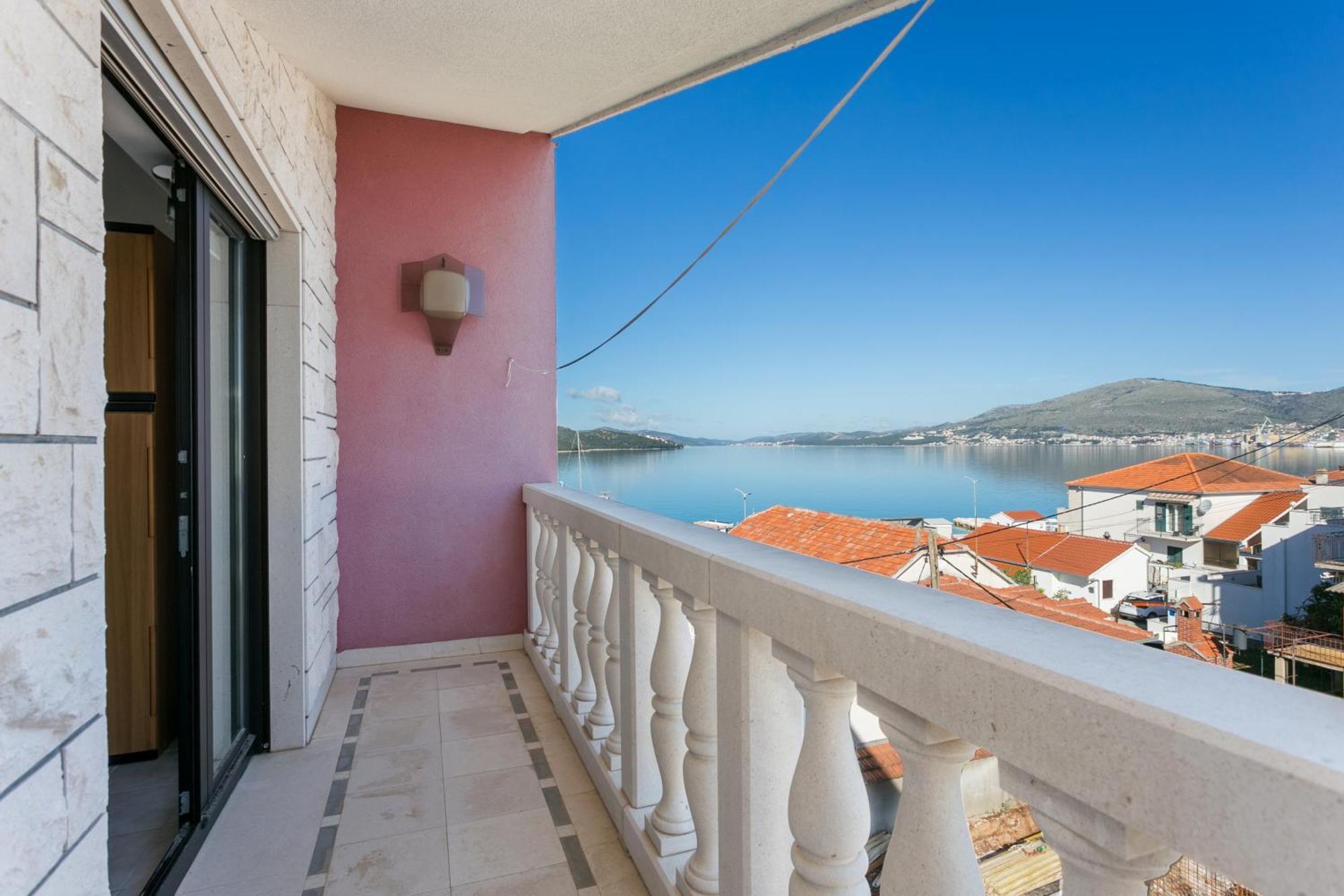 Seaside Apartments With A Swimming Pool Okrug Gornji, Ciovo - 11374 特罗吉尔 外观 照片