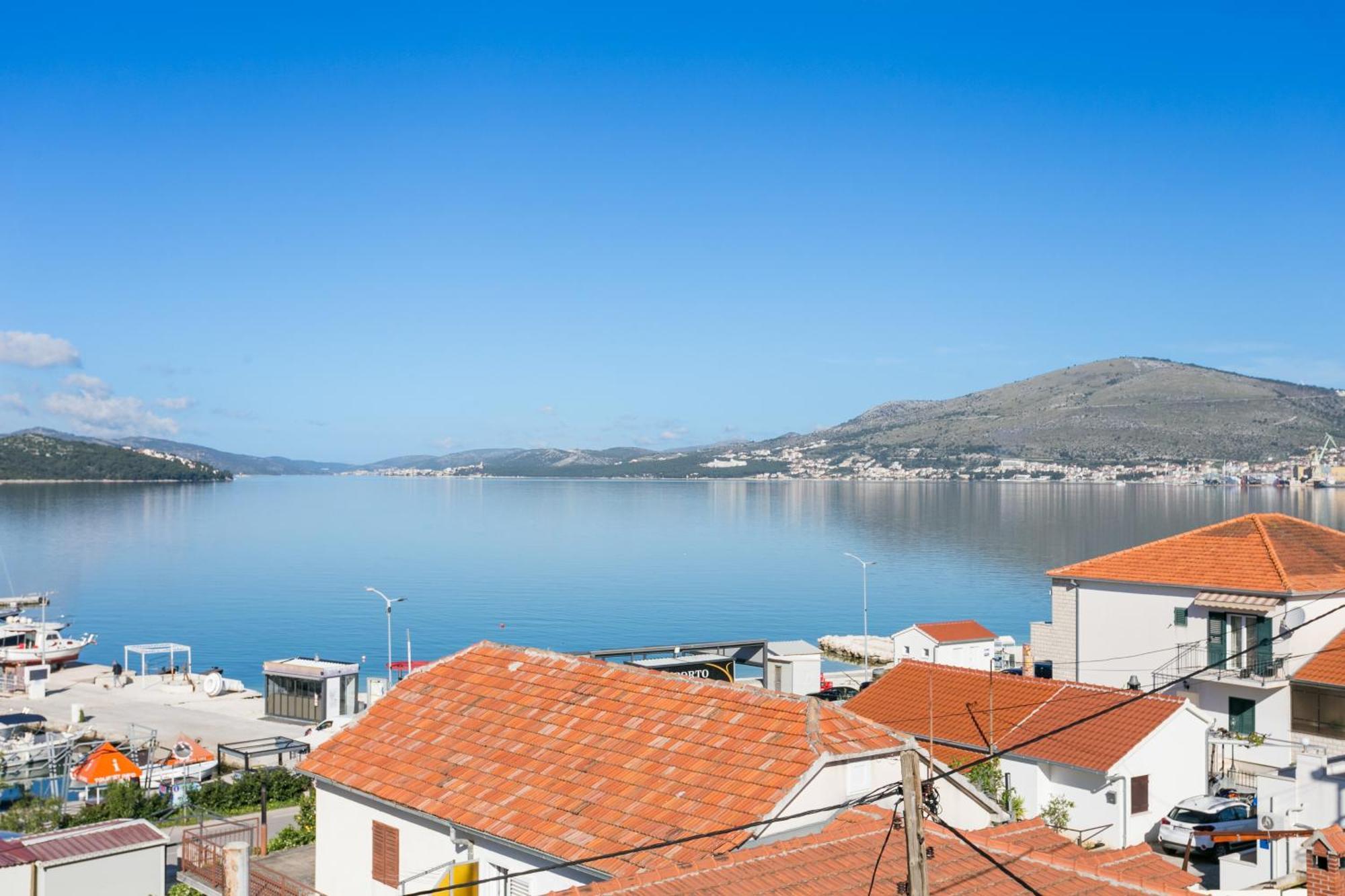 Seaside Apartments With A Swimming Pool Okrug Gornji, Ciovo - 11374 特罗吉尔 外观 照片