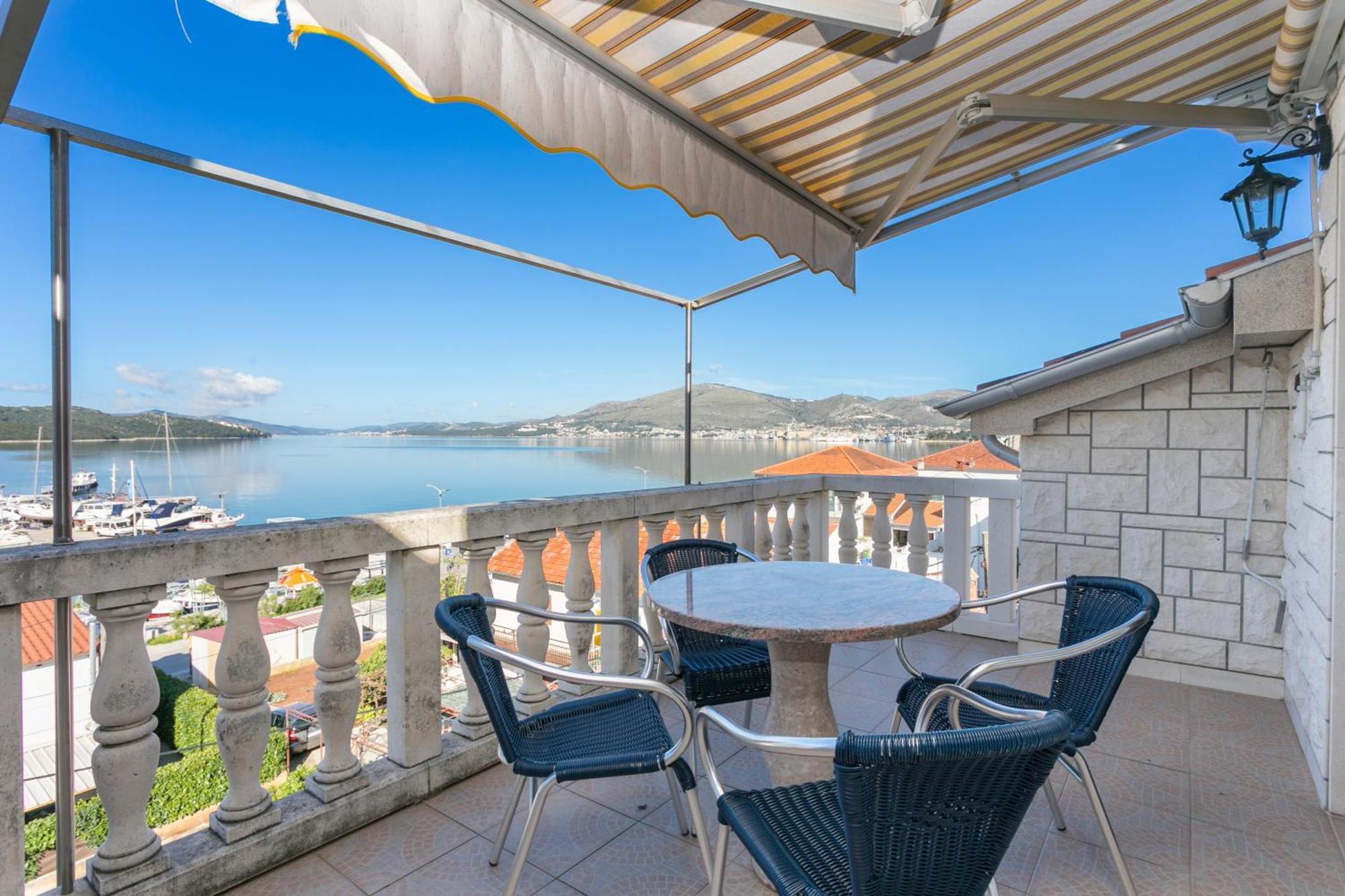 Seaside Apartments With A Swimming Pool Okrug Gornji, Ciovo - 11374 特罗吉尔 外观 照片