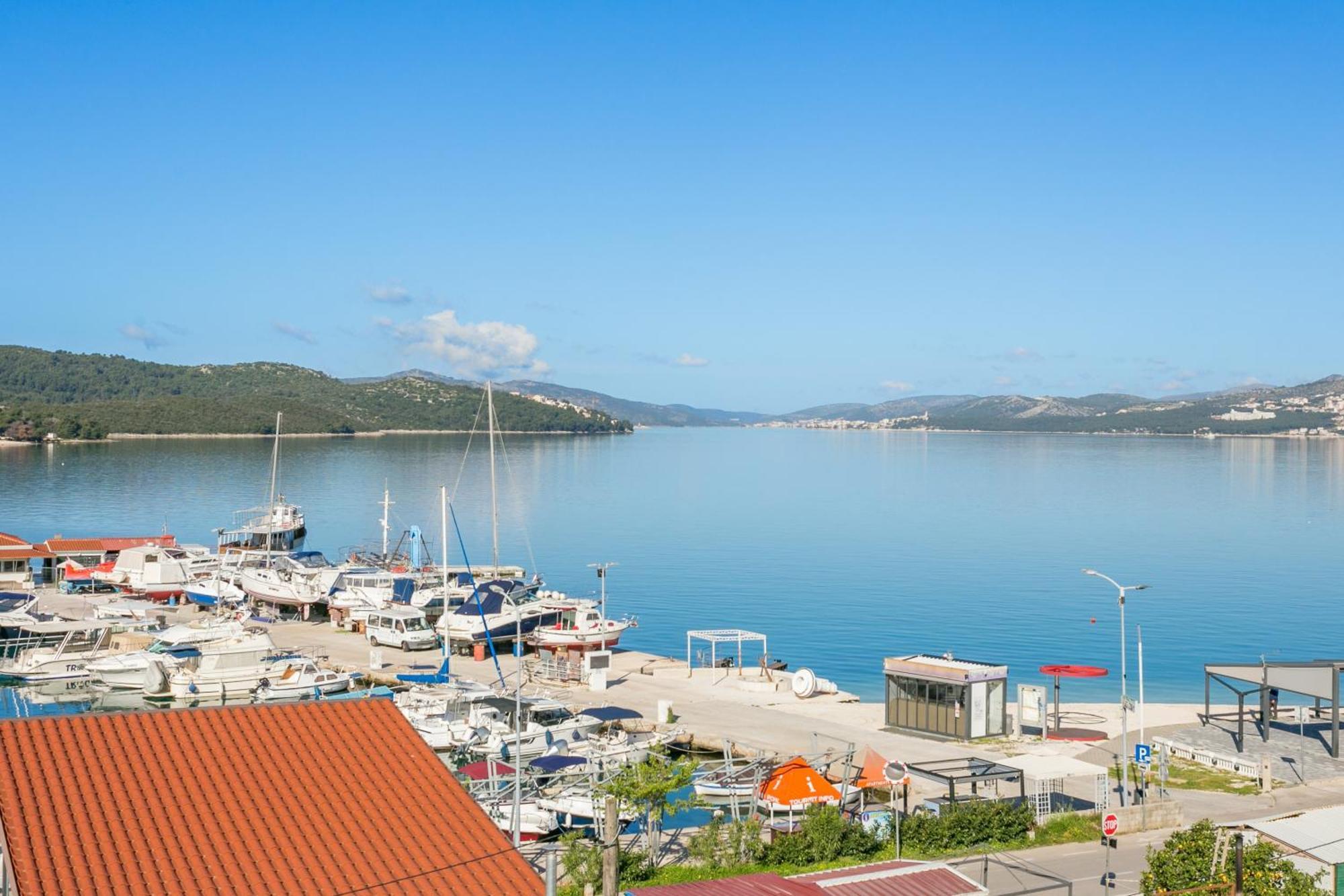 Seaside Apartments With A Swimming Pool Okrug Gornji, Ciovo - 11374 特罗吉尔 外观 照片